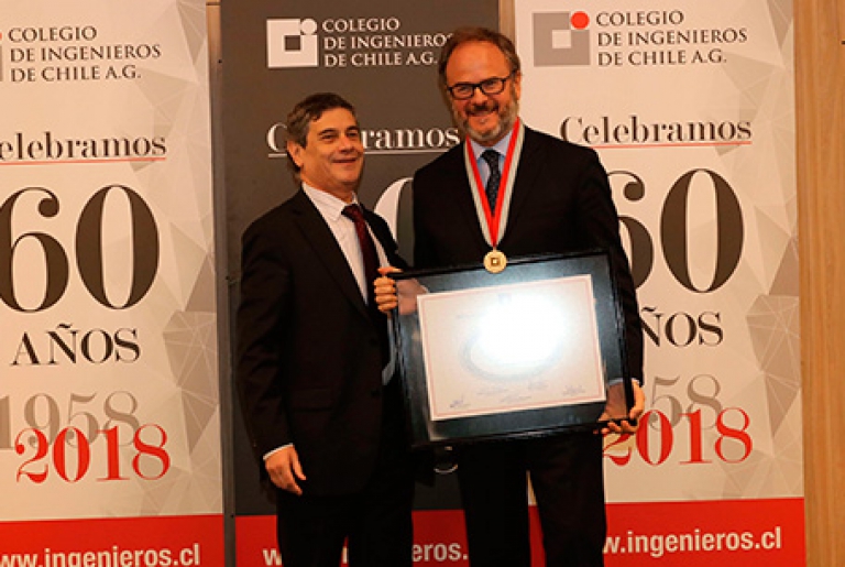 Presidente de SOFOFA recibe Premio a la Gestión 2018 del Colegio de Ingenieros de Chile