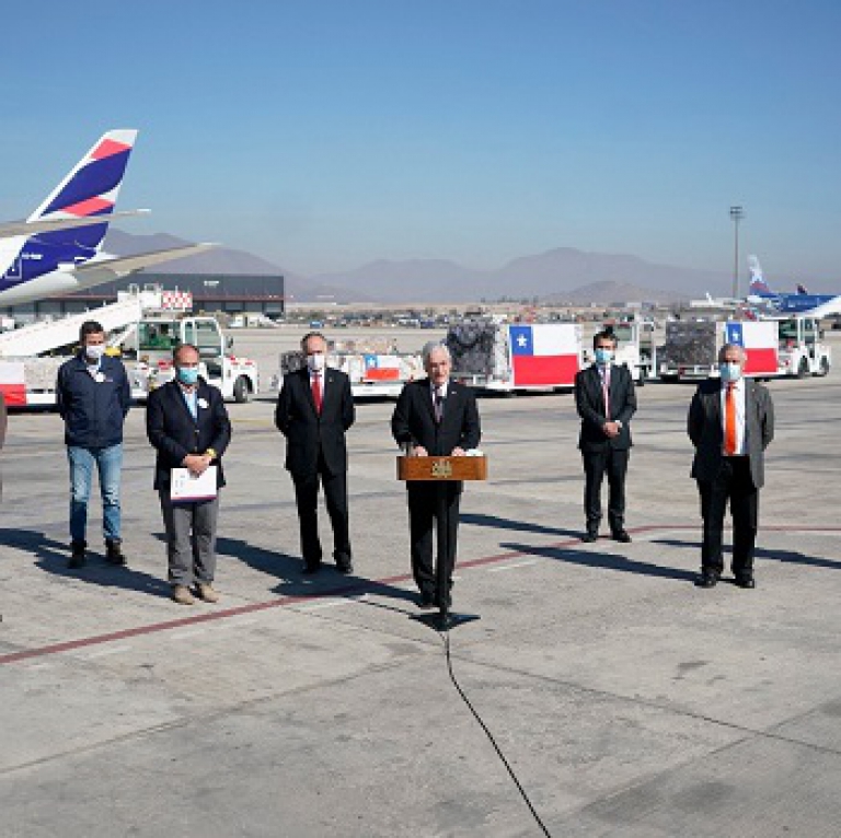 Presidente Piñera y CPC reciben 178 nuevos ventiladores aportados por el fondo empresarial SiEmpre a la red nacional de salud